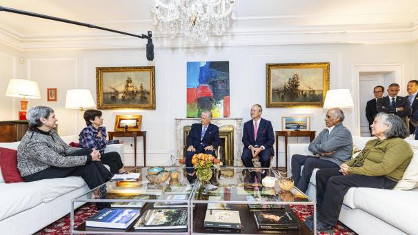 <p>In der Residenz des belgischen Botschafters in Santiago unterhielt sich König Philippe mit vier Chileninnen und Chilenen, die genau dort 1973 nach dem Militärputsch von General Augusto Pinochet Zuflucht fanden.</p>