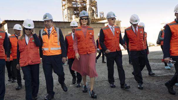<p>König Philippe und Königin Mathilde besuchten im nordchilenischen Antofagasta die größte Lithiumraffinerie der Welt.</p>