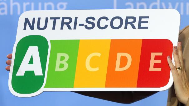 <p>Pflichtangaben auf Verpackungen sind oft kaum lesbar – verständliche Kennzeichnungen wie der Nutri-Score könnten Verbraucher besser informieren, bleiben aber freiwillig.</p>