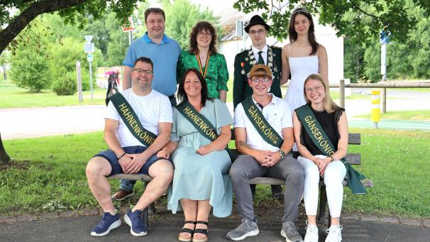 <p>Auf dem Foto sind zu erkennen (v.l.n.r.): sitzend das Hahnenkönigspaar Christian und Jessica Freches-Vranken sowie Gänsekönig Yannick Martin und Gänsekönigin Selina Schmidt. Stehend: Zivilkönigspaar Danny und Catherine Müller-Leys, Schützenkönig Marvin Knips mit Königin Angelina Elsen.</p>
