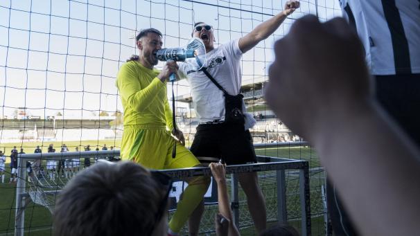 <p>Auch bei den Fans beliebt: Tom Roufosse im April nach seinem Einsatz gegen den RFC Lüttich.</p>