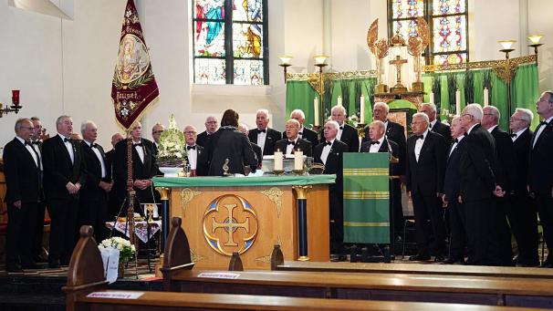 <p>Der Festgottesdienst am Sonntagmorgen in der Pfarrkirche wurde von der Chorgemeinschaft „MGV Liederkranz Würselen/MGV Broicher Siedlung“ begleitet.</p>