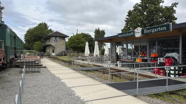 <p>Unter der Woche ist das Raerener Bahnhofscafé geschlossen, lediglich an den Wochenenden werden hier Gäste empfangen. Diese überschaubaren Öffnungszeiten sind letztendlich entscheidend dafür gewesen, dass die Gemeinde die Zusammenarbeit mit dem Pächter nun beenden möchte.</p>