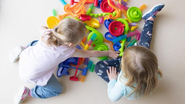 <p>Bildungsminister Jérôme Franssen spricht sich gegen eine Schulpflicht ab drei Jahren aus und warnt vor organisatorischen und pädagogischen Problemen.</p>