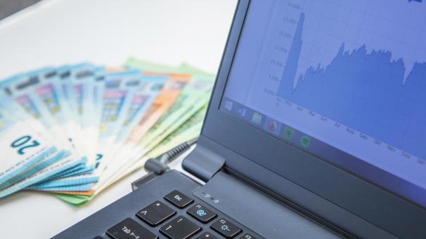 <p>Wer künftig Anteile mit einem Wertzuwachs von mindestens 10.000 Euro verkauft, muss zehn Prozent Kapitalertragssteuer bezahlen. Das ist die Grundregel.</p>
