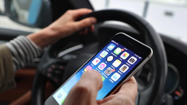 <p>Ein kurzer Blick aufs Handy kann schwerwiegende Folgen haben – besonders bei Fahrern im Lieferverkehr.</p>