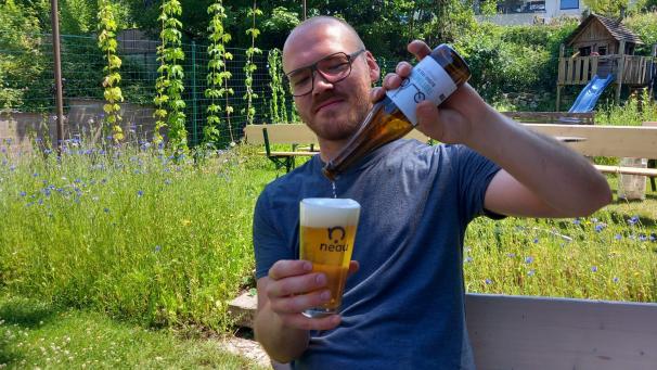 <p>Maurice Collard braut seit fünf Jahren seine Néau-Biere: Das will er am kommenden Wochenende mit allen Interessierten in seinem Biergarten an der Schulstraße feiern.</p>