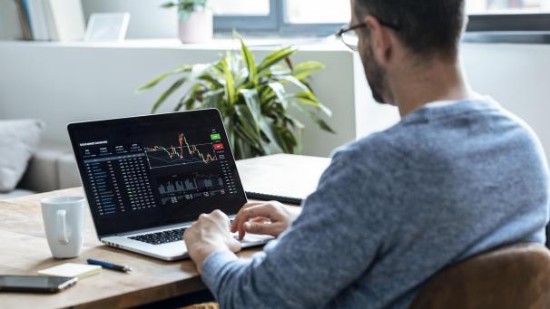 <p>Auf dem Papier mag die Kapitalgewinnsteuer, die noch nicht Gesetz ist, wie der beste Weg erscheinen, um die „stärksten Schultern“ zur Kasse zu bitten. Doch die Superreichen werden sie umgehen können – oder schlimmer: Sie können einfach aufhören zu investieren.</p>