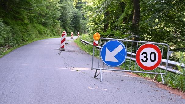 <p>Das Budget für die Instandsetzung der Straße zwischen Stoubach und Ouren beläuft sich inzwischen auf über eine Million Euro. Dabei soll ähnlich wie bei der Sanierung in Auel vorgegangen werden.</p>