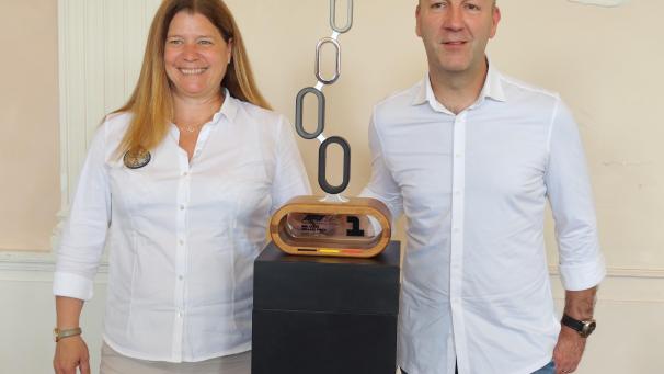 <p>Vanessa Maes (Spa GP) lobt die Arbeit von Fred Krugger (r.), der die diesjährige Siegertrophäe angefertigt hat.</p>