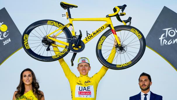 <p>Der Slowene Tadej Pogacar vom UAE Team Emirates jubelt 2024 im Gelben Trikot des Gesamtführenden.</p>