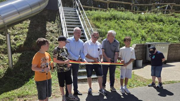 <p>Thomas Kohnen (Mitte) vom Dorfkomitee konnte den Spielplatz am Sonntag in Anwesenheit von Bürgermeister Werner Henkes (r.) und dem ehemaligen Bürgermeister Herbert Grommes (l.) offiziell eröffnen.</p>