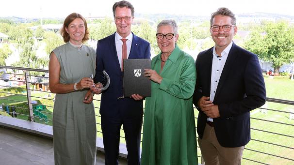 <p>Stefanie Peters (ALRV), NRW-Ministerpräsident Hendrik Wüst, Oberbürgermeisterin Sibylle Keupen und Wirtschaftsdezernent Thomas Hissel blicken auf die Zukunft des Sportparks Soers.</p>