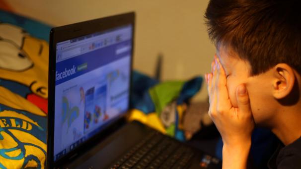 <p>Viele Eltern fühlen sich beim Thema Online-Sicherheit ihrer Kinder überfordert.</p>