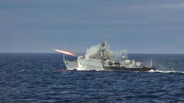 <p>Auf diesem vom Pressedienst des russischen Verteidigungsministeriums via AP veröffentlichten Foto feuert ein Kriegsschiff der russischen Nordflotte Raketen ab.</p>