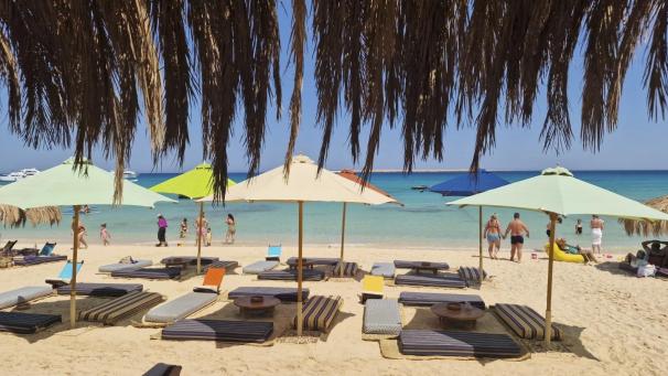 <p>Blauer Himmel, direkt am Meer und feiner Sandstrand unter den Füßen: Von solch einem Ausblick träumen viele Ostbelgier, wenn sie ihren Sommerurlaub planen.</p>