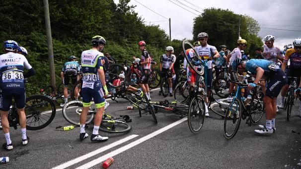 <p>Wie hier bei der Tour 2021 verletzen sich Radrennfahrer bei Rennen immer wieder durch Stürze – zum Teil lebensgefährlich.</p>