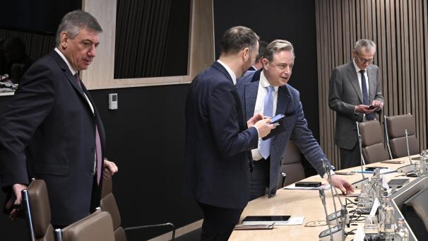 <p>Das Arizona-Kabinett hat bis zur Sommerpause am Nationalfeiertag noch einiges vor. Im Bild Regierungschef Bart De Wever (2.v.r.) mit den Vizepremiers Jan Jambon, Maxime Prévot und Frank Vandenbroucke (v.l.n.r.).</p>