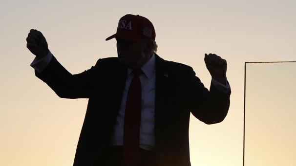<p>US-Präsident Donald Trump tanzt nach seiner Rede bei einer Kundgebung auf den Iowa State Fairgrounds.</p>
