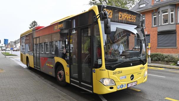 <p>Wegen überfüllter Busse zu Stoßzeiten fordert der Regionalabgeordnete Freddy Mockel mehr Sitzplätze – die TEC prüft eine bessere Abstimmung der Linien E23 und 394.</p>