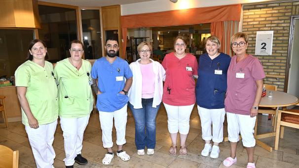 <p>Die neue Heimleiterin des Seniorenheims St. Elisabeth, Carina Schröder (Bildmitte), freut sich sehr über den herzlichen Empfang und die interdisziplinäre Arbeit mit den verschiedenen Berufsgruppen im Haus. „Das Wohl der Bewohner steht für uns alle immer an erster Stelle“, betont die 43 Jahre alte Mirfelderin.</p>