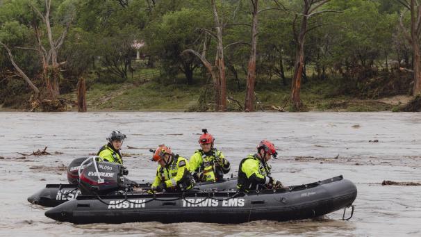 <p>Mitglieder der Task Force 1 setzen nach den verheerenden Überschwemmungen in Kerrville Boote auf dem Guadalupe River ein.</p>