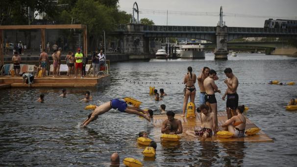 <p>Ein Mann taucht ins Wasser, während Menschen an der sicheren Badestelle Grenelle an der Seine in Paris, Frankreich, während der Eröffnung der drei Seine-Schwimmbecken im Rahmen der Veranstaltung Paris Plages schwimmen.</p>