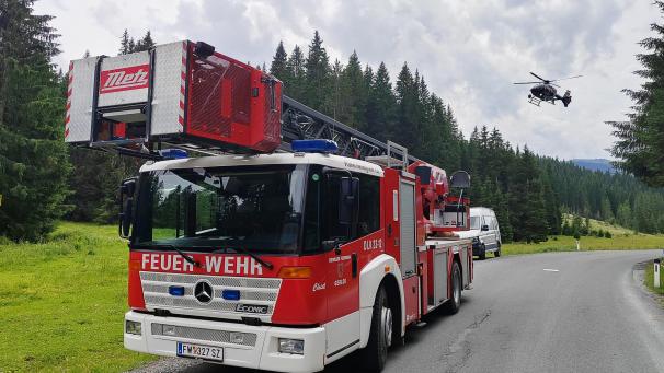 <p>Beim Absturz eines Kleinflugzeugs in Österreich sind laut Polizei mindestens zwei Insassen ums Leben gekommen.</p>
