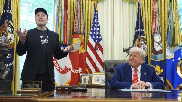 <p>Elon Musk (l) spricht während einer Pressekonferenz mit Präsident Donald Trump im Oval Office des Weißen Hauses.</p>