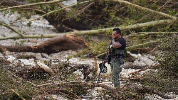 <p>Ein Hilfssheriff hält inne, während er die Ufer des Guadalupe River in der Nähe von Camp Mystic durchkämmt, nachdem eine Sturzflut in Hunt, Texas, über das Gebiet hinweggefegt ist.</p>