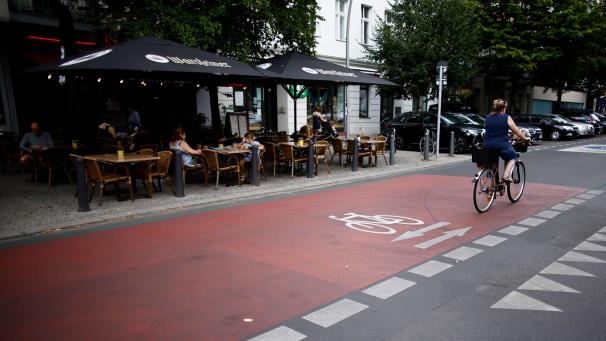 <p>Teilnehmerinnen der Aktion „Women Ride The City“ fordern in Brüssel mehr Sicherheit und Sichtbarkeit für Frauen im Straßenverkehr.</p>