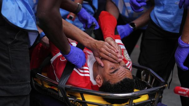 <p>Bayern Münchens Jamal Musiala wird mit einer Verletzung vom Feld gebracht.</p>