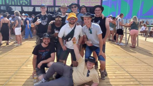 <p>Die zehn Freunde aus Weywertz um Donnerstags-Geburtstagskind Oliver Weynand (mit dem gelben Hut) kamen bei der Jubiläumsausgabe von Rock Werchter vor allem an den ersten beiden Tagen auf ihre Kosten.</p>
