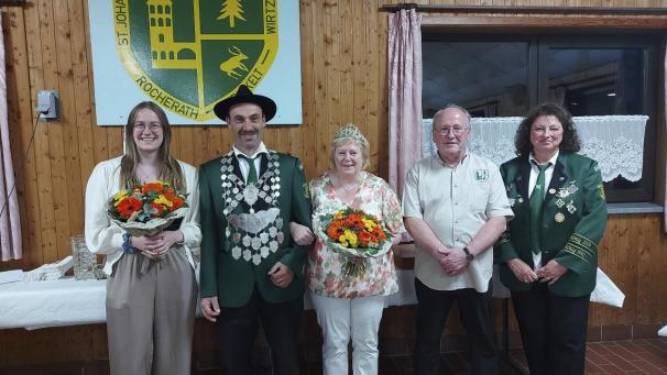 <p>Das Bild zeigt v.l.n.r. die neue Zivilkönigin Helena Mertens, das neue Schützenkönigspaar Bernd Schröder und Christa Mölter sowie das scheidende Schützenkönigspaar Marie-Christine und Franz-Josef Georges-Schröder.</p>