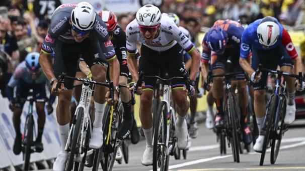 <p>Mathieu van der Poel setzte sich am Sonntag gegen Tadej Pogacar durch und übernimmt das Gelbe Trikot.</p>