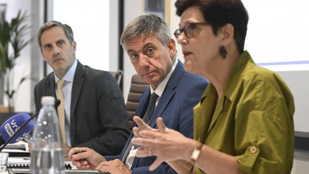 <p>Rentenminister Jan Jambon (M.) mit Greet T’Jonck und Baudouin Regout von der Studienkommission.</p>