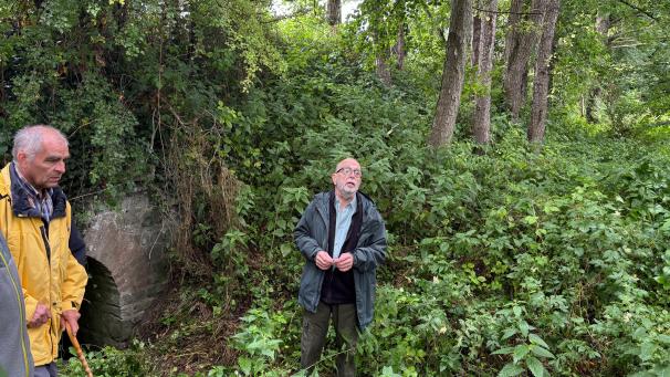 <p>Bei der Protestwanderung am vergangenen Sonntag erklärt Robert Schmetz die möglichen Auswirkungen der Bebauung.</p>