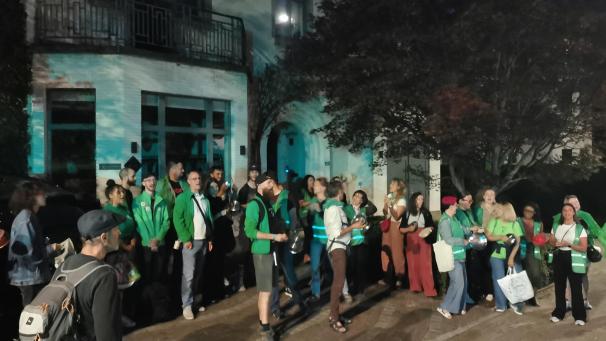 <p>CNE-Gewerkschafter protestieren vor dem Haus des Präsidenten der Partei Les Engagés gegen die geplante Ausweitung der Nachtarbeit in Belgien.</p>
