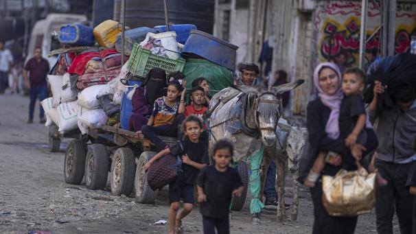 <p>Vertriebene Palästinenser fliehen aus dem Flüchtlingslager Dschabalia, nachdem die israelische Armee die Evakuierung von Gaza-Stadt angeordnet hat.</p>