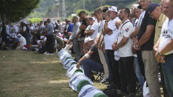 <p>Menschen trauern neben den Särgen mit den sterblichen Überresten der Opfer des Völkermordes von Srebrenica im Memorial Center, bei einr Gedenkveranstaltungen zum 30. Jahrestag des Massakers.</p>