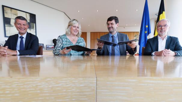 <p>Unterzeichnung der Charta mit Ministerin Vanessa Matz</p>