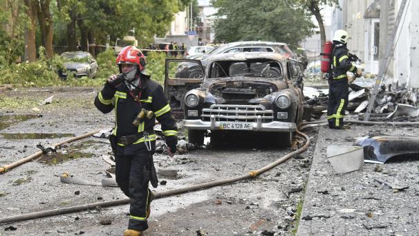 <p>Feuerwehrleute arbeiten am Ort eines russischen Luftangriffs.</p>