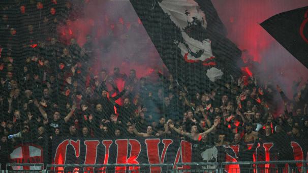 <p>Fans von Mailand zünden Pyrotechnik im Gästeblock.</p>