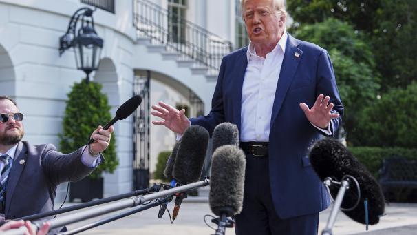 <p>US-Präsident Donald Trump spricht mit Reportern, bevor er das Weiße Haus verlässt.</p>