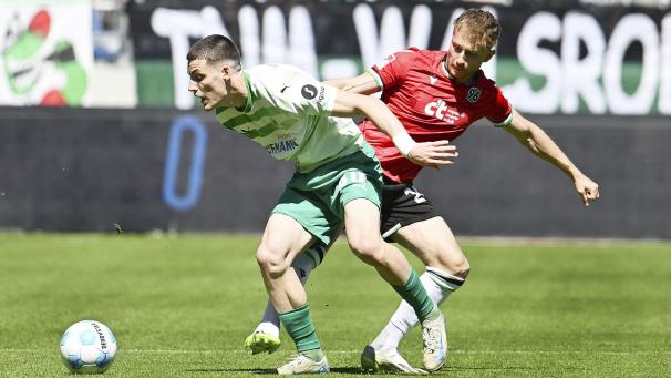 <p>Daniel Kasper (l.) beim Duell zwischen Greuther Fürth und Hannover 96.</p>