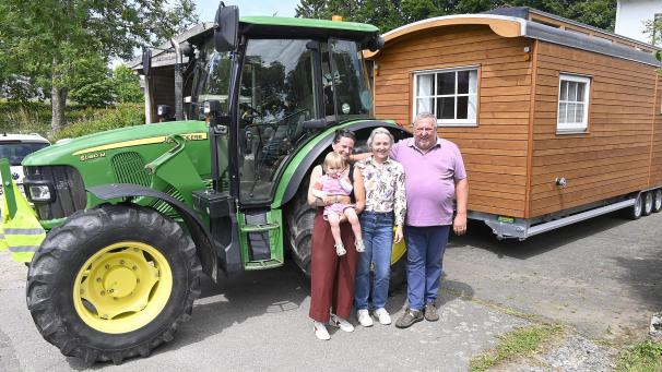 <p>Startklar: Mit dem Büllinger Unternehmer René Dupuis und Béatrice Hoebeek blicken deren Tochter Evelien und Enkelin Polly gespannt auf das Abenteuer, auf das sich die beiden in ihrem rollenden Tiny House einlassen. Von Lanzerath ging es am Sonntag zunächst ins luxemburgische Diekirch.</p>