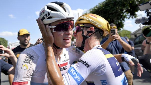 <p>Glückwünsche von Remco Evenepoel: Tim Merlier (l.) spurtete am Sonntag zu seinem insgesamt dritten Etappensieg bei der Grande Boucle.</p>