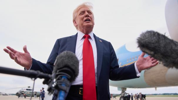 <p>US-Präsident Donald Trump spricht zu Medienvertretern, bei der Ankunft auf der Joint Base Andrews auf dem Weg nach Washington.</p>