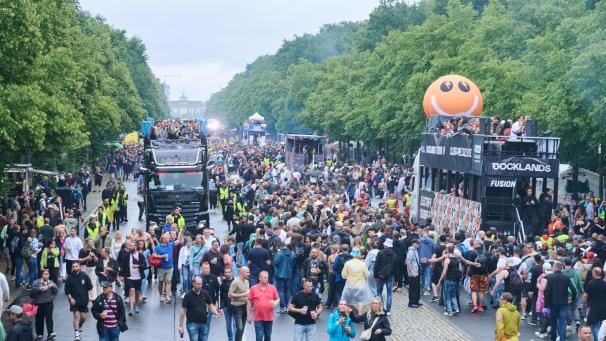 <p>Tausende Menschen tanzen trotz Regen zur Musik der Techno-Parade «Rave The Planet», die sich über die Straße des 17. Juni bewegt.</p>