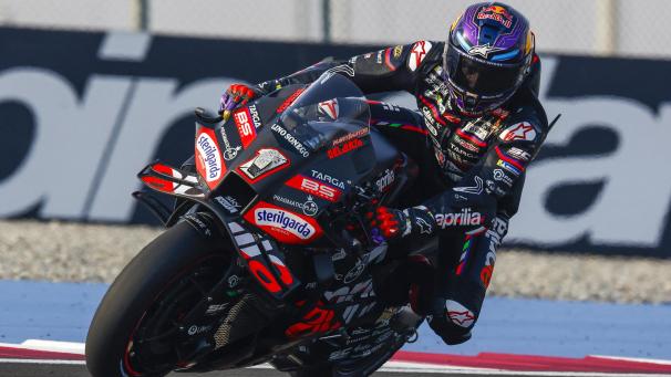 <p>Aprilia Racing's spanischer Fahrer Jorge Martin steuert sein Motorrad während des freien Trainings zum Katar MotoGP Grand Prix auf dem Lusail International Circuit in Lusail, nördlich von Doha, am 11. April 2025.</p>